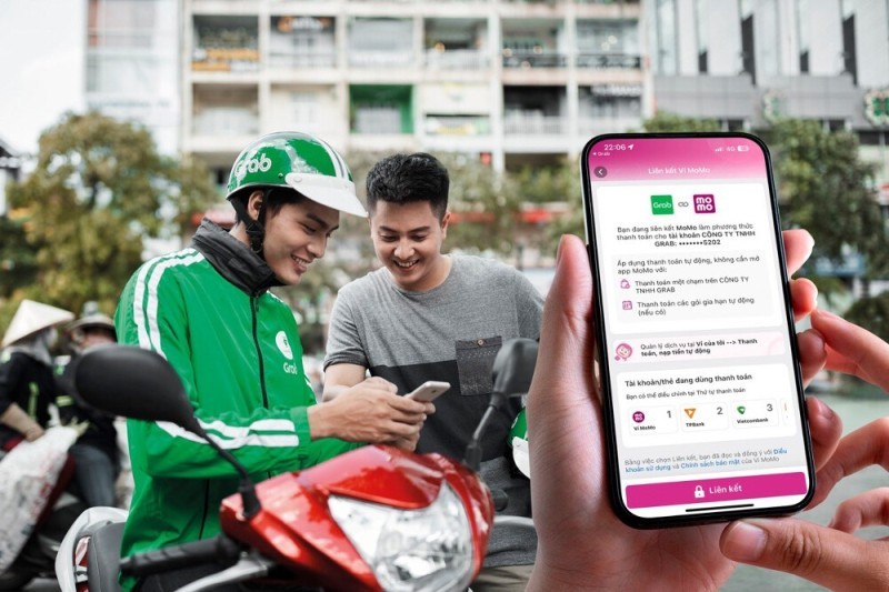 Sự kiện Grab tích hợp MoMo vào nền tảng đã gây chú ý bởi trong ngành fintech Việt Nam, hãng gọi xe công nghệ có trụ sở tại Singapore này vẫn luôn được cho là có mối quan hệ mật thiết với ví điện tử Moca