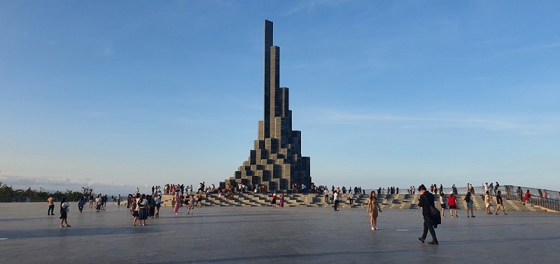 Tháp Nghinh Phong địa điểm thu hút khách du lịch tại TP. Tuy Hòa. Tại đây sẽ diễn ra nhiều chương trình trong mùa du lịch hè như Ngày Quốc tế Yoga lần thứ 10, Chương trình Khai trương mùa du lịch hè Phú Yên năm 2024, chương trình âm nhạc đường phố...