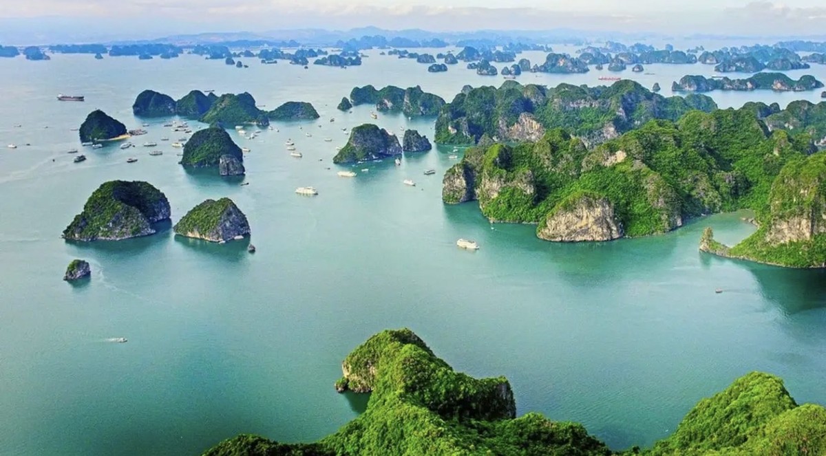 Vịnh Hạ Long được ví như một bức tranh thủy mặc khổng lồ, sống động với hàng nghìn đảo đá nhô lên từ mặt nước trong xanh cùng hệ thống hang động phong phú và kỳ bí. Ảnh: Quảng Ninh Portal.