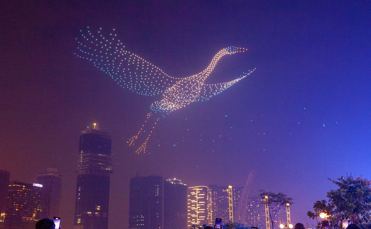 1.100 drone kết thành chú chim khổng lồ bay trên bầu trời TP.HCM trong đêm bế mạc Lễ hội sông nước năm 2024