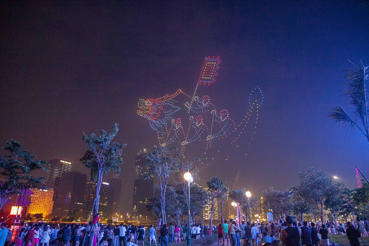 Lễ hội đua thuyền qua màn trình diễn " Lung linh dòng sông hát".