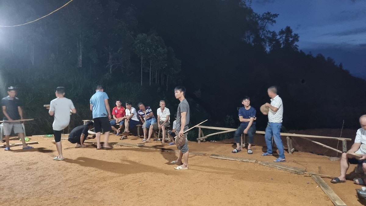 Đàn ông Sán Chỉ chơi đánh Cù. Ảnh: Thanh Tân