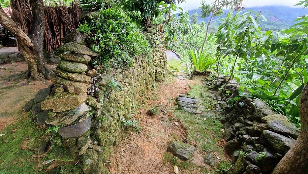 Cổng được xếp bằng đá. Ảnh: Thanh Tân