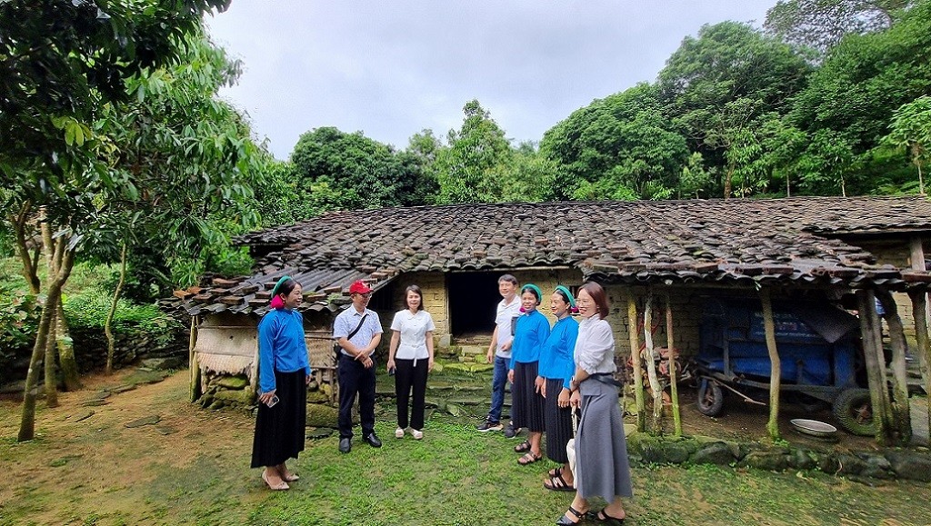 Du khách tham quan nhà cổ. Ảnh: Thanh Tân