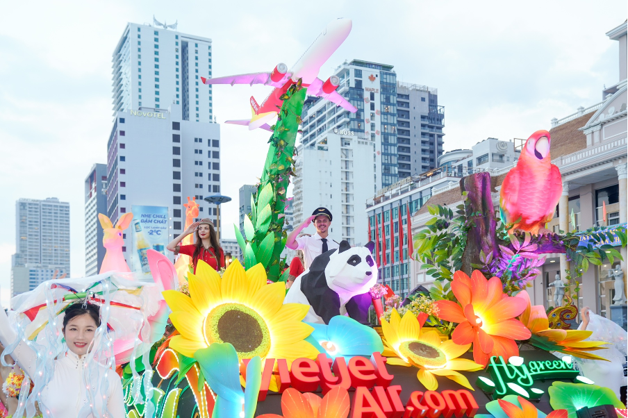 Xe diễu hành Vietjet cùng phi hành đoàngây ấn tượng mạnh mẽ với du khách