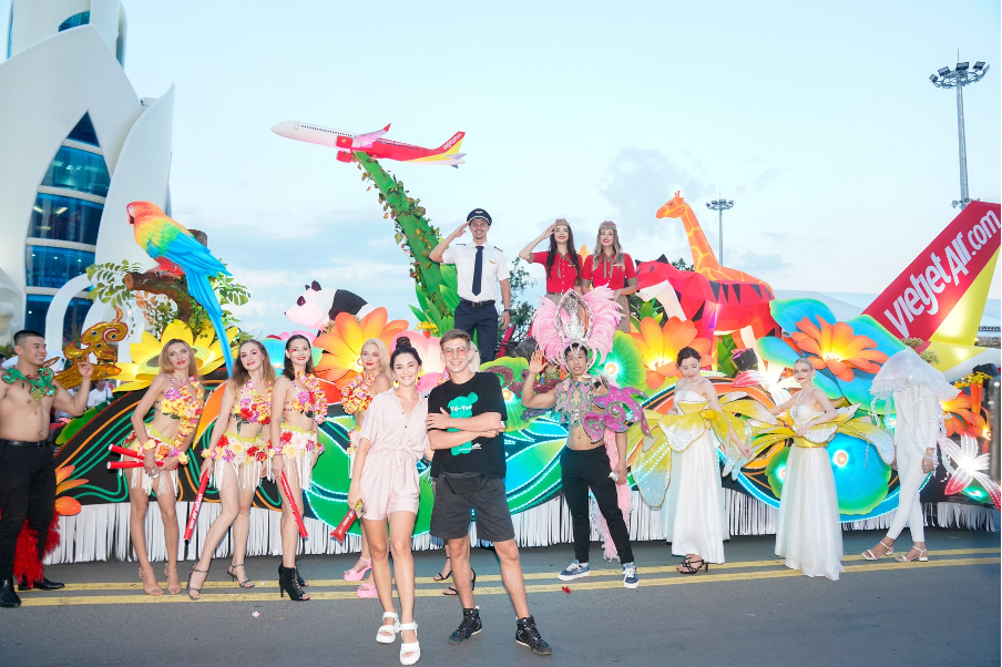Các du khách nước ngoài hào hứng check-in cùng xe diễu hành Vietjet