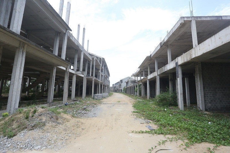 Hệ thống hạ tầng đường, mương thoát nước còn ngổn ngang, nhiều tuyến đường trong khuôn viên chưa được thảm nhựa. Hệ thống hạ tầng đường, mương thoát nước còn ngổn ngang, nhiều tuyến đường trong khuôn viên chưa được thảm nhựa.