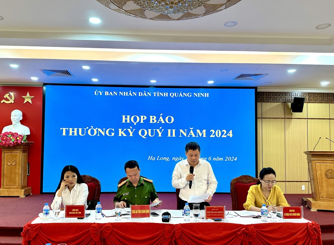 Ông Ngô Quang Hưng, Chánh văn phòng, người phát ngôn UBND tỉnh Quảng Ninh thông tin về kết quả kinh tế - xã hội 6 tháng đầu năm 2024 tỉnh Quảng Ninh. Ảnh: Quỳnh Nga.