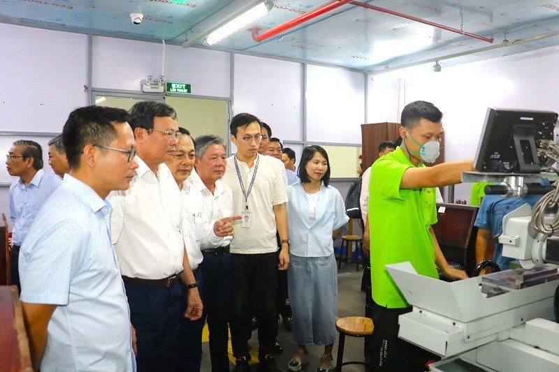 Đoàn đại biểu hai tỉnh Trà Vinh và Thái Bình thăm quan Công ty TNHH Lotes Việt Nam, Khu công nghiệp Liên Hà Thái.