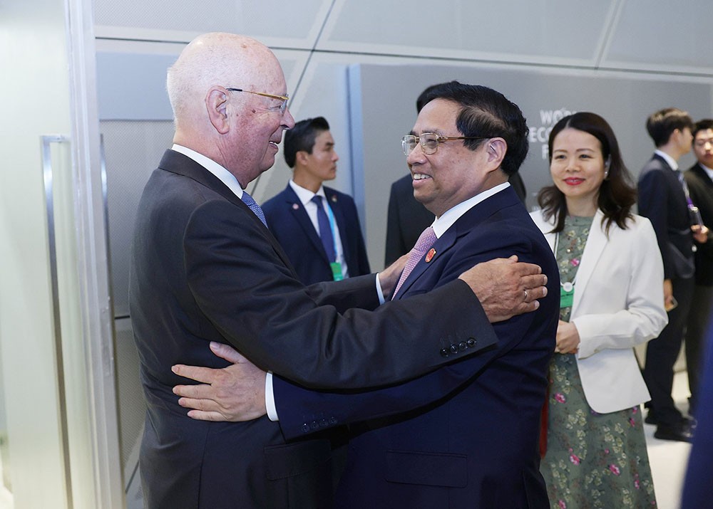 Thủ tướng Phạm Minh Chính nồng nhiệt chào đón GS. Klaus Schwab, Nhà sáng lập kiêm Chủ tịch điều hành WEF. (Ảnh: Nhật Bắc)