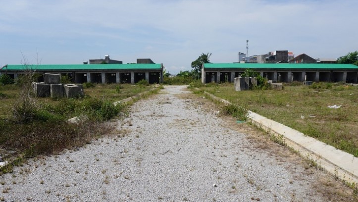 Nhiều hạng mục xuống cấp sau nhiều năm thi công.