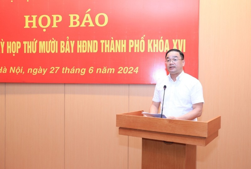 Chánh Văn phòng Đoàn đại biểu Quốc hội và HĐND TP. Hà Nội Nguyễn Ngọc Việt phát biểu tại họp báo.