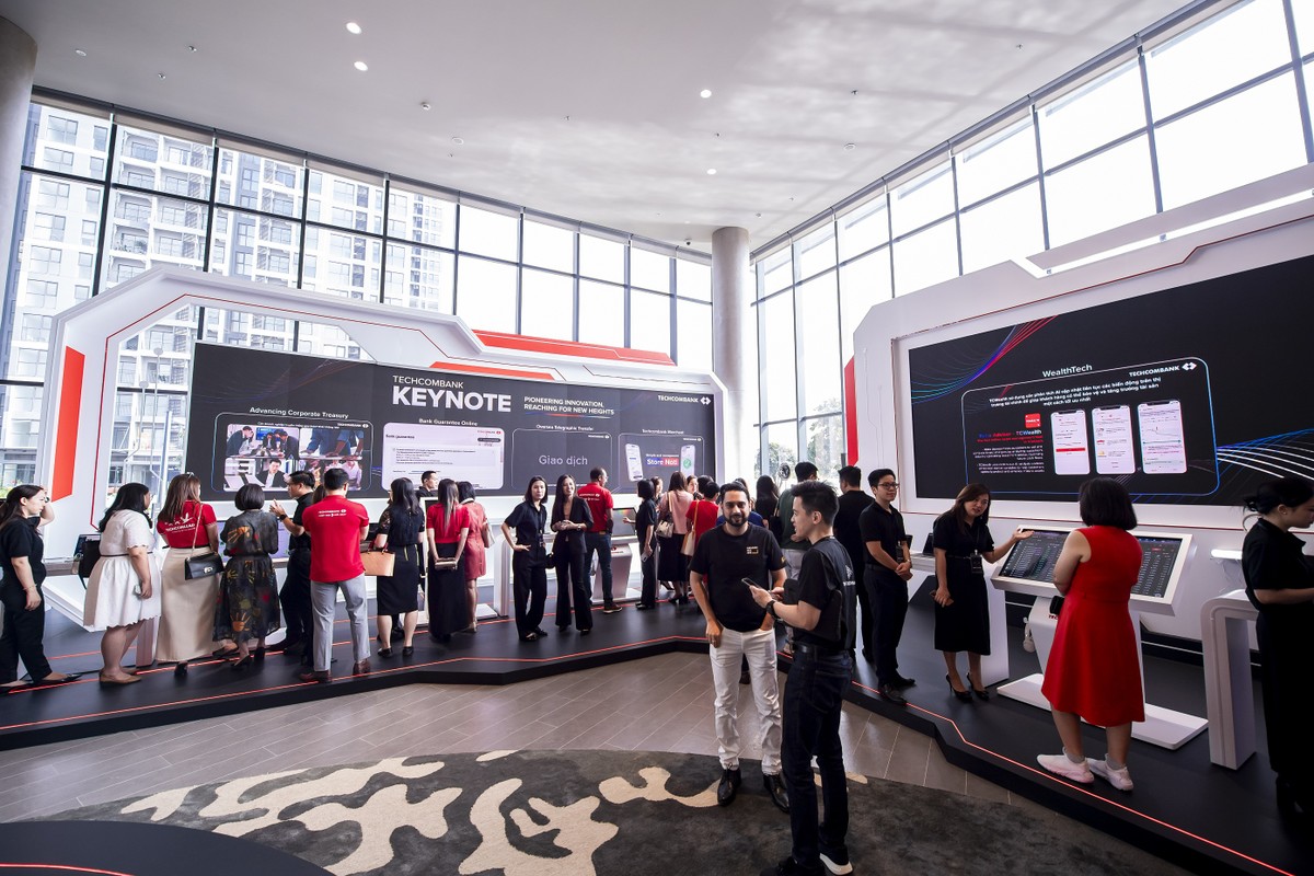 Nhà đầu tư và khách mời tham quan Booth trải nghiệm