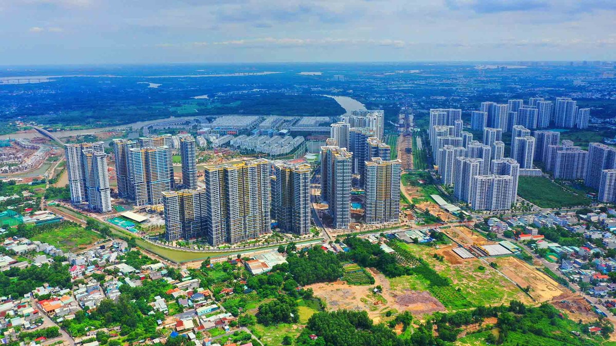 Ở khu Đông TP.HCM, nhiều doanh nghiệp bất động sản lớn như Vin Group, Masterise xây dựng nhiều tòa nhà cao tầng phục vụ nhu cầu "tổ ấm".