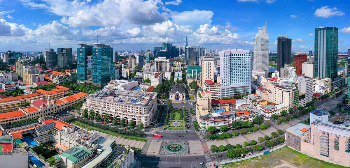 Nét độc đáo là TP.HCM phát triển và mở rộng vẫn luôn bảo tồn được các kiến trúc lịch sử như chợ Bến Thành, trụ sở UBND TP.HCM, Nhà hát,...