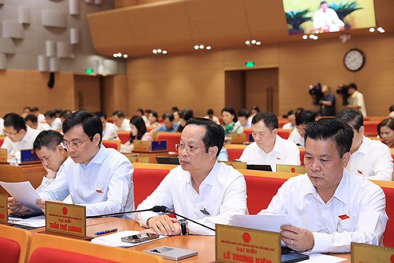 Các đại biểu HĐND Thành phố tham gia biểu quyết Nghị quyết.