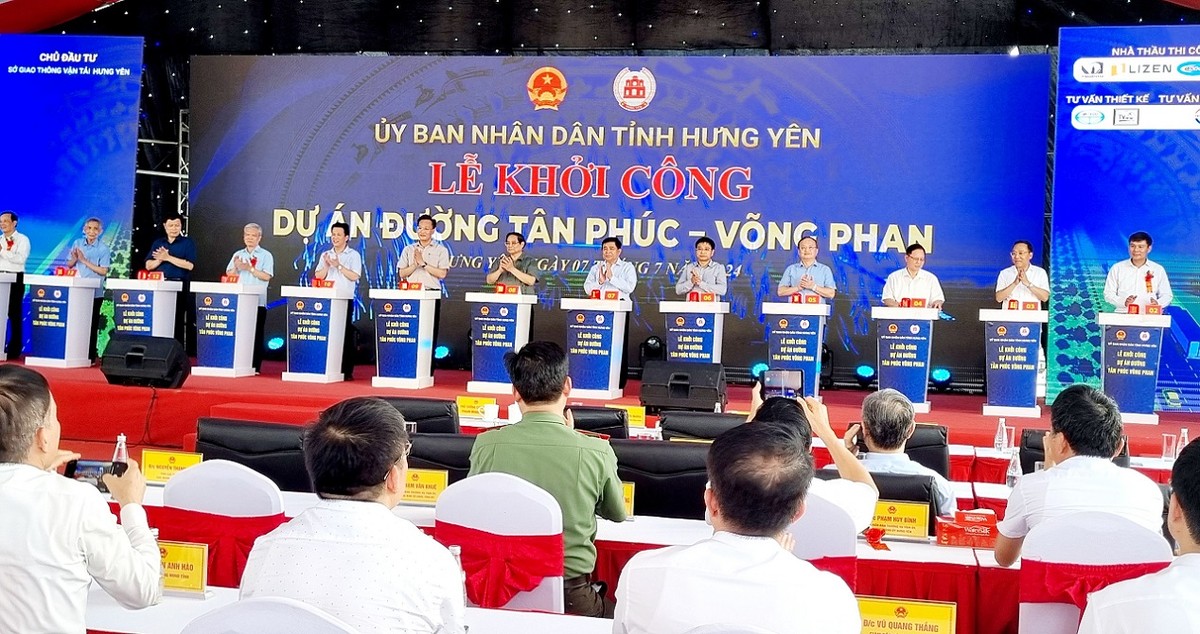 Các đại biểu bấm nút khởi công dự án đường Tân Phúc - Võng Phan. Ảnh: Quỳnh Nga.
