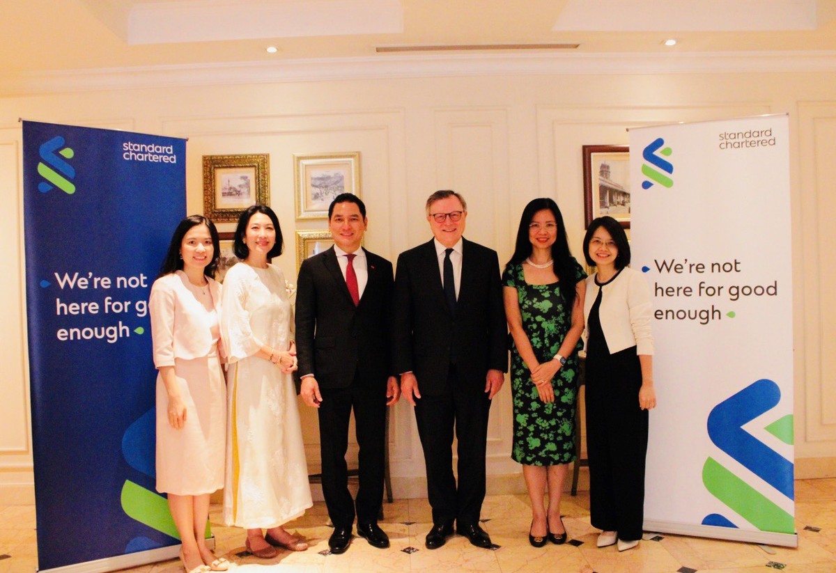 Chủ tịch HĐQT TCBS Nguyễn Xuân Minh, Chủ tịch Tập đoàn Standard Chartered José Viñals, Tổng giám đốc Standard Chartered Bank Việt Nam Michele Wee (thứ 2 từ trái sang), bà Nguyễn Thúy Hạnh (thứ 2 từ phải sang) và đại diện 2 bên