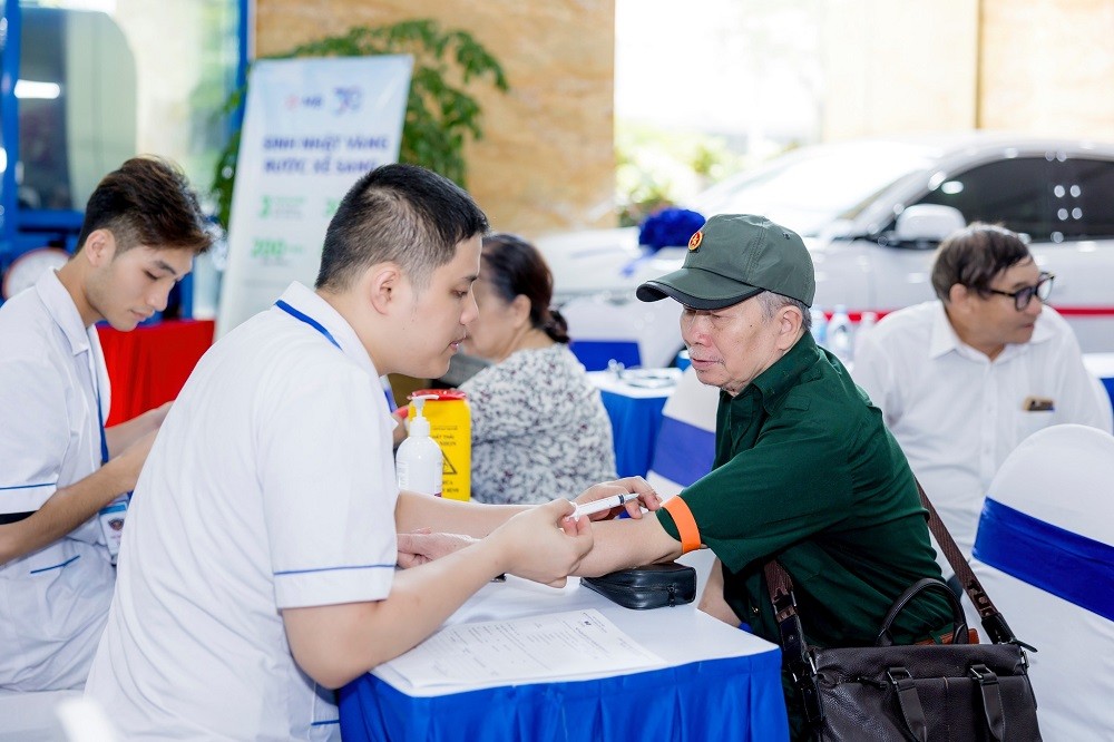 Các bác sĩ thăm khám cho các thương binh, bệnh binh, gia đình người có công