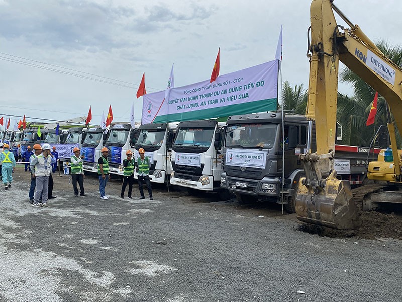 Các đơn vị triển khai thi công cầu Đại Ngãi nối liền 2 tỉnh Trà Vinh và Sóc Trăng.