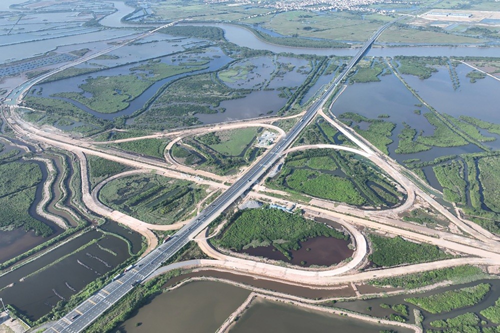 Nút giao Đầm Nhà Mạc thi công trở lại sau khi những khó khăn đã được tháo gỡ. Ảnh: Đỗ Phương