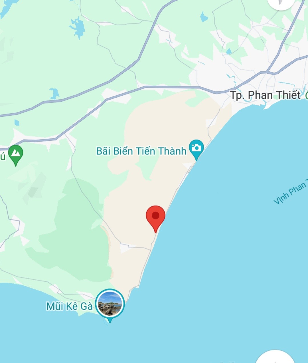 Với chiều dài hơn 20 km bắt đầu từ TP. Phan Thiết về Mũi Kê Gà, con đường Lạc Long Quân được kỳ vọng là thiên đường nghỉ dưỡng thứ hai của tỉnh Bình Thuận sau Mũi Né. Thế nhưng, kỳ vọng ấy giờ đây đang tạo thành sự thất vọng.