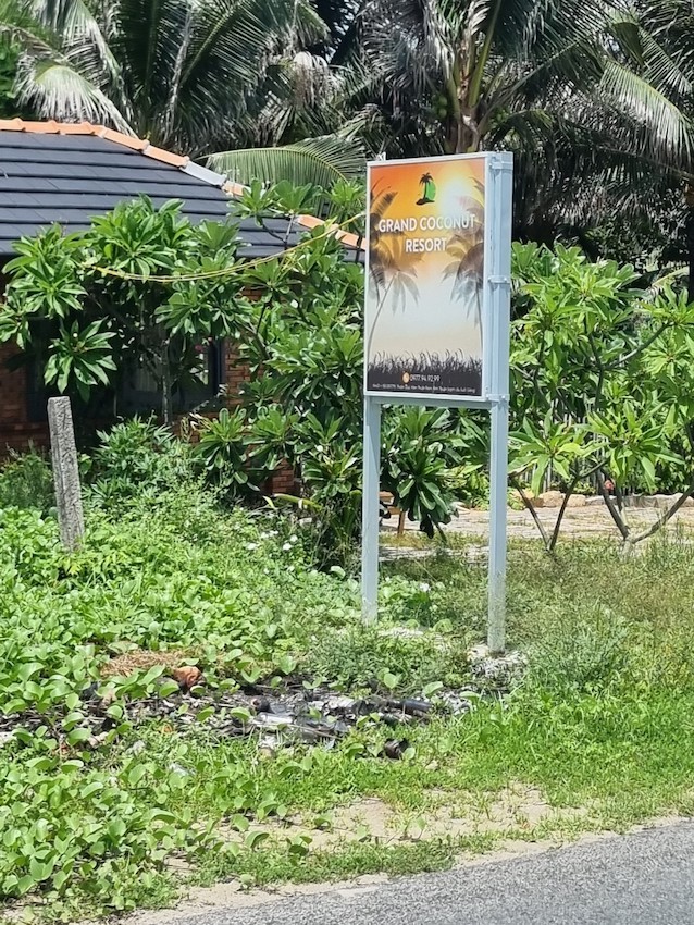 Những dự án resort nổi tiếng một thời, mang phong cách hiện đại, giờ cũng chỉ còn là những tấm biển hiệu phai màu trên cỏ dại.