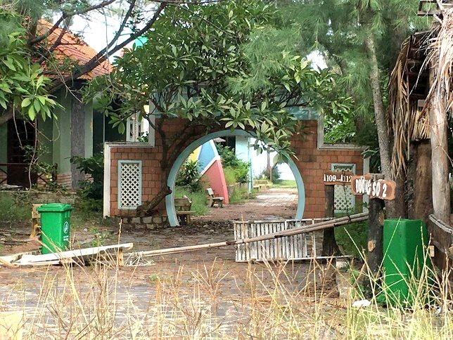 Theo người dân sống tại con đường này, khu vực này được nhiều doanh nghiệp đổ bộ về làm khách sạn, resort nhiều nhất là năm 2015 tới năm 2019. Nhưng rồi cơn sốt mau đi qua vì khách về đây ở quá ít, hơn nữa, khu vực quá xa trung tâm, không có khu vui chơi giải trí. Khách du lịch tới đây chỉ có tắm biển rồi về.