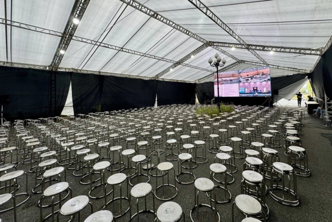 Tòa án chuẩn bị một hội trường xét xử lớn, phòng xét xử và rạp ngoài trời cho các bị hại, người liên quan tới tham dự phiên tòa.