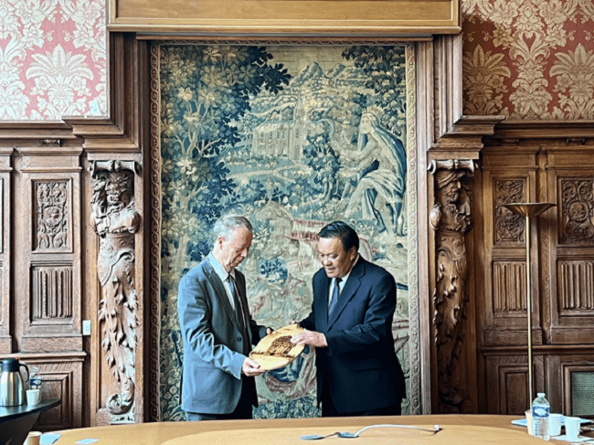 Ông Lê Kim Toàn, Phó Bí thư Thường trực Tỉnh ủy Bình Định tặng quà lưu niệm cho ông Christophe Bellanger, Phó giám đốc Phòng Thương mại và Công nghiệp Pháp. Ảnh: IPC Bình Định.