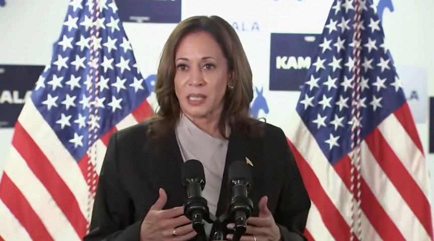 Phó Tổng thống Mỹ Kamala Harris nói chuyện với nhân viên chiến dịch tranh cử của đảng Dân chủ ở trụ sở chính tại thành phố Willington, bang Delware hôm 22/7/2024. Ảnh cắt từ clip của Reuters
