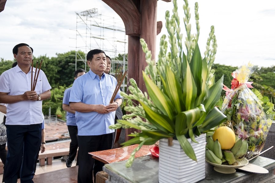 Bộ trưởng Nguyễn Chí Dũng cùng đoàn công tác thành kính dâng hương, dâng hoa tưởng nhớ các anh hùng liệt sĩ tại Di tích quốc gia đặc biệt Thành cổ Quảng Trị. Ảnh: Trường Sơn