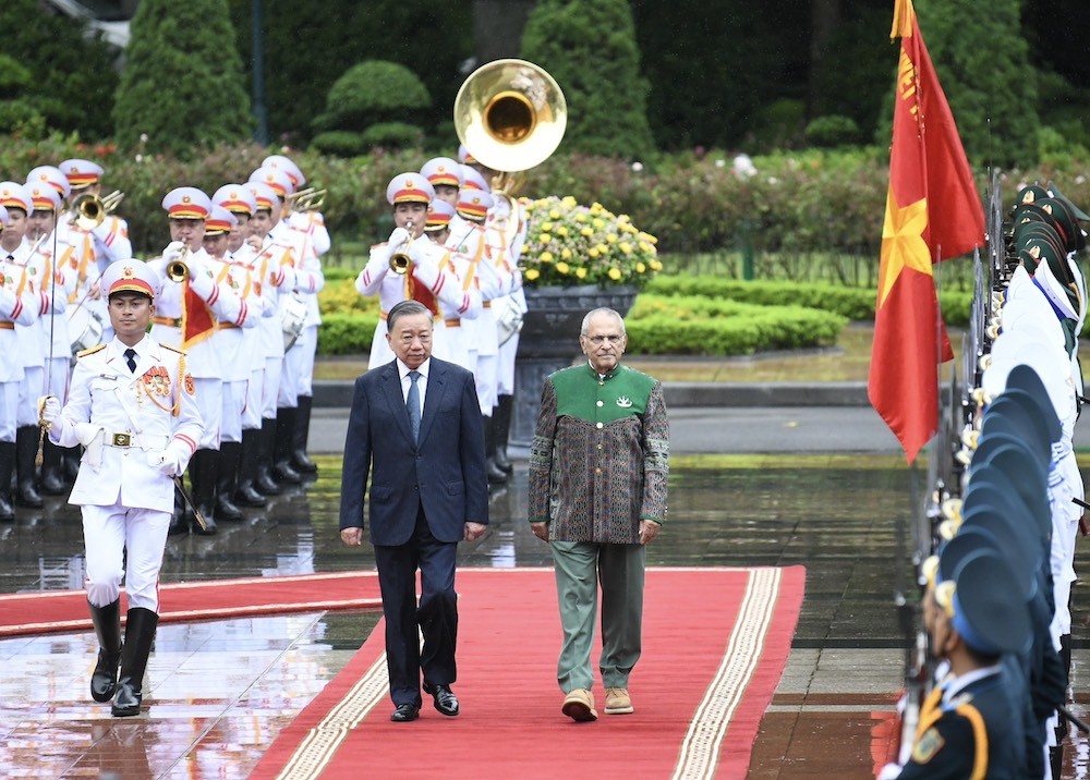 Chủ tịch nước Tô Lâm và Tổng thống Timor-Leste Jose Ramos-Horta duyệt Đội Danh dự Quân đội nhân dân Việt Nam. (Ảnh: Đức Thanh)