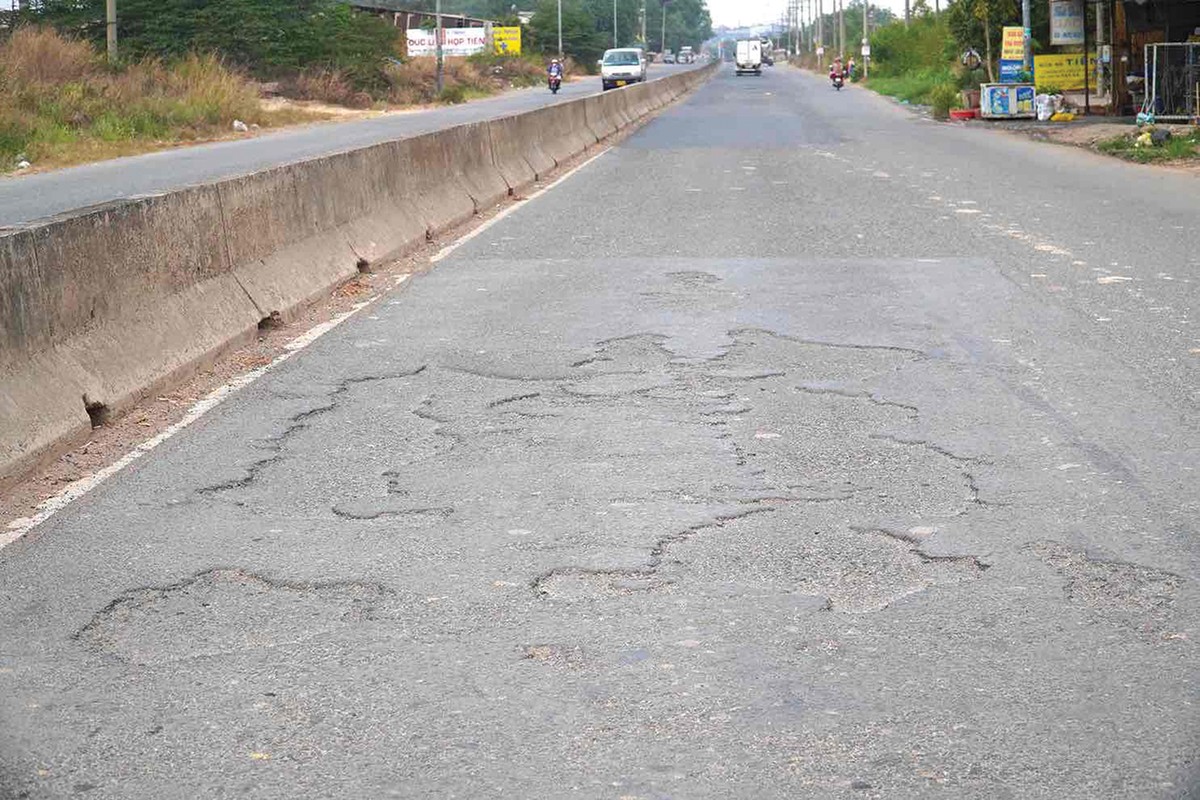 Tuyến đường kết nối từ Quốc lộ 51 vào Khu công nghiệp Long Đức (tỉnh Đồng Nai) hẹp và xuống cấp