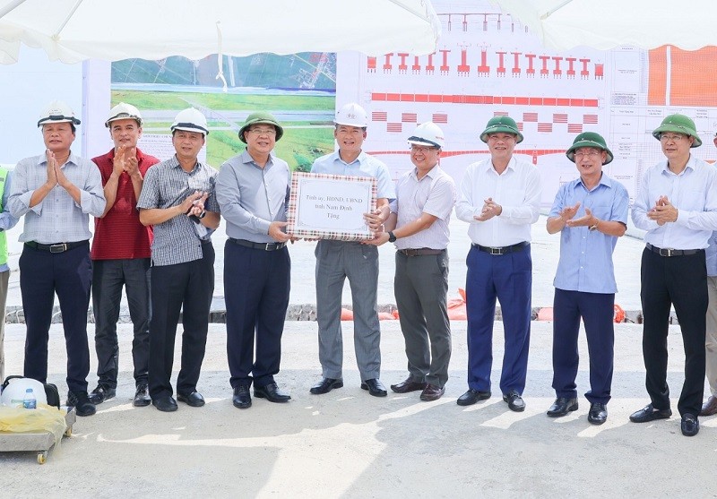 Lãnh đạo tỉnh Nam Định tặng quà động viên nhà thầu và đơn vị thi công Dự án đầu tư xây dựng cầu Bến Mới tại xã Yên Phong (Ý Yên). Ảnh Viết Dư Lãnh đạo tỉnh Nam Định tặng quà động viên nhà thầu và đơn vị thi công Dự án đầu tư xây dựng cầu Bến Mới tại xã Yên Phong (Ý Yên). Ảnh Viết Dư