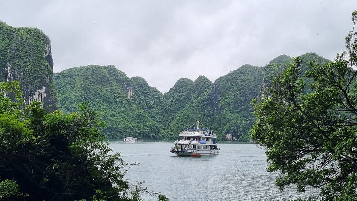 Vịnh Hạ Long nhìn từ Hang Trống. Ảnh: Thanh Tân