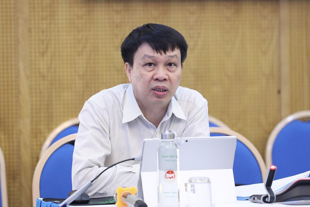 TS. Trần Hồng Quang, Viện trưởng Viện Chiến lược phát triển trình bày tóm tắt dự thảo Báo cáo Kinh tế - Xã hội. (Ảnh: Đức Trung)