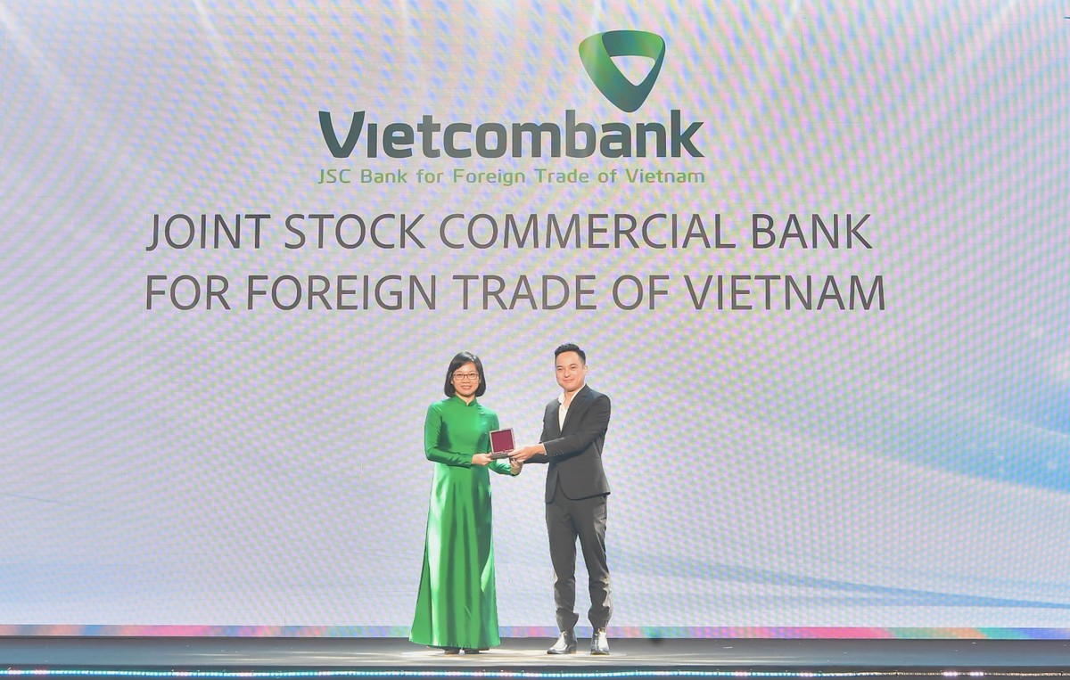 Bà Tô Thị Phương Dung - Trưởng Phòng Chính sách và Kế hoạch nhân sự đại diện Vietcombank nhận giải đặc biệt từ Ban Tổ chức
