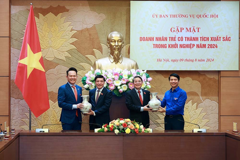 Đại diện Hội Doanh nhân trẻ Việt Nam trao quà lưu niệm cho Phó Chủ tịch Quốc hội Nguyễn Đức Hải và Tổng Thư ký, Chủ nhiệm Văn phòng Quốc hội Bùi Văn Cường