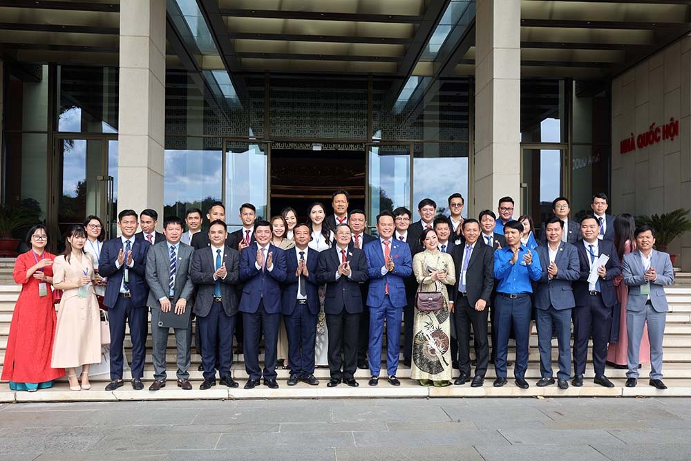 Chụp ảnh lưu niệm giữa các lãnh đạo và doanh nhân trẻ.