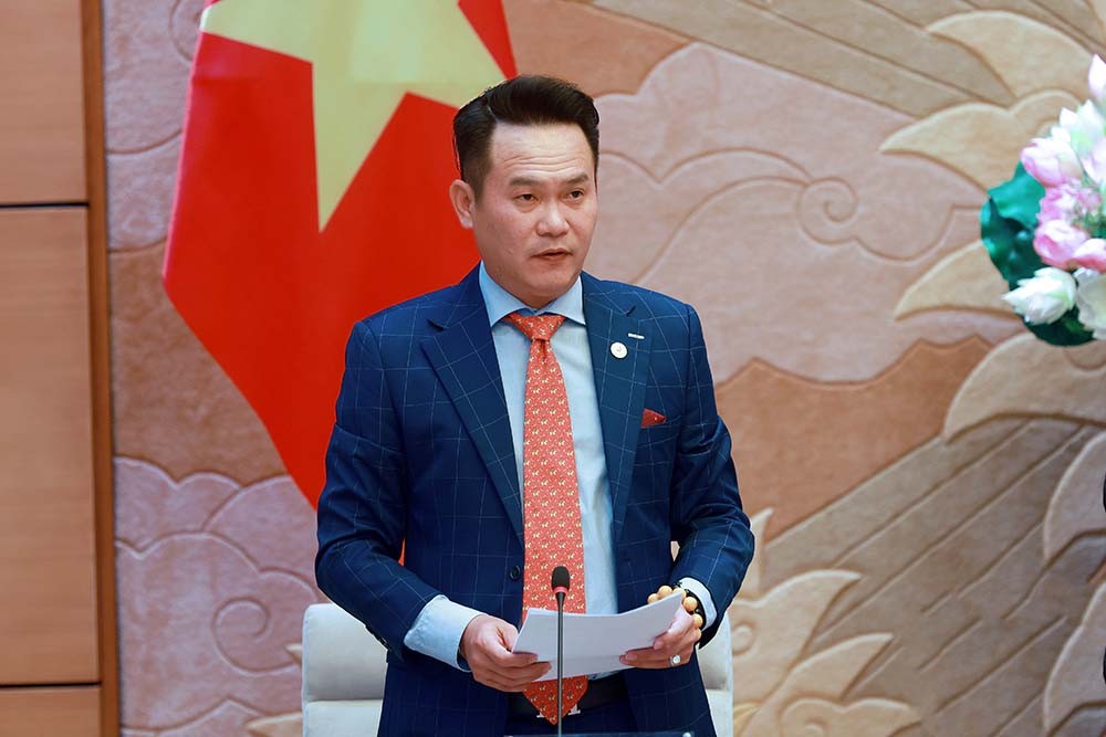 Chủ tịch Hội Doanh nhân trẻ Việt Nam, anh Đặng Hồng Anh, báo cáo những thành tựu và hoạt động của Hội trong thời gian qua