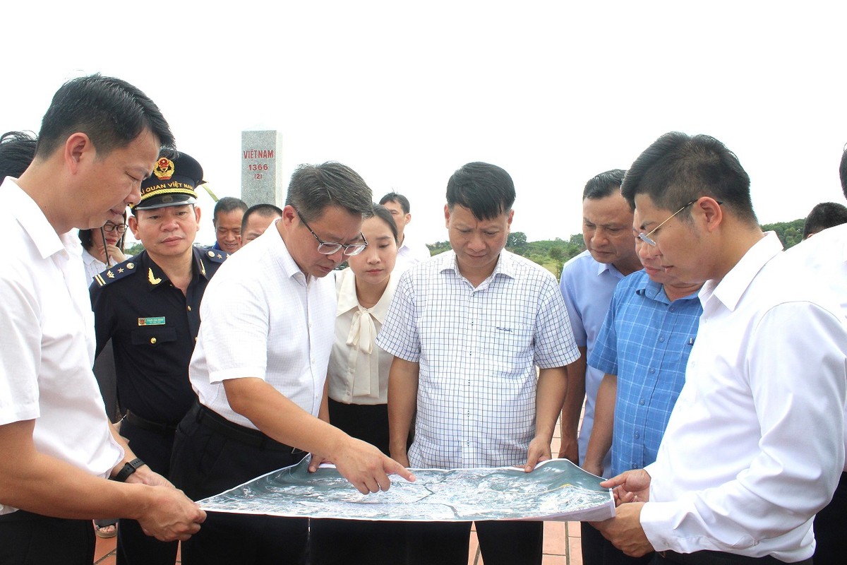 Lãnh đạo TP. Móng Cái (Việt Nam) và TP. Đông Hưng (Trung Quốc) khảo sát xây dựng công trình qua biên giới (cầu Sắt tại khu vực Km3+4 Hải Yên). Ảnh: Trung tâm TT&amp;VH Móng Cái