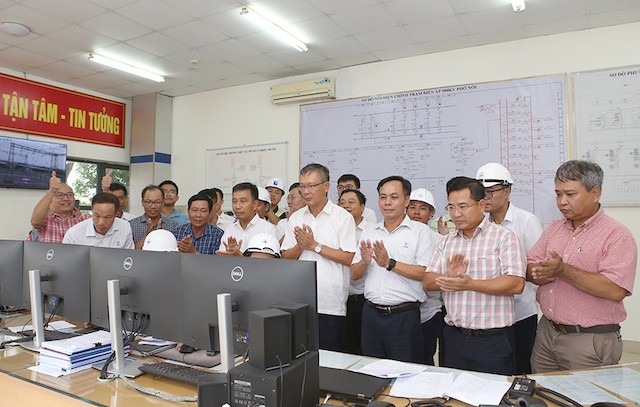 Thời khắc đóng điện thành công.