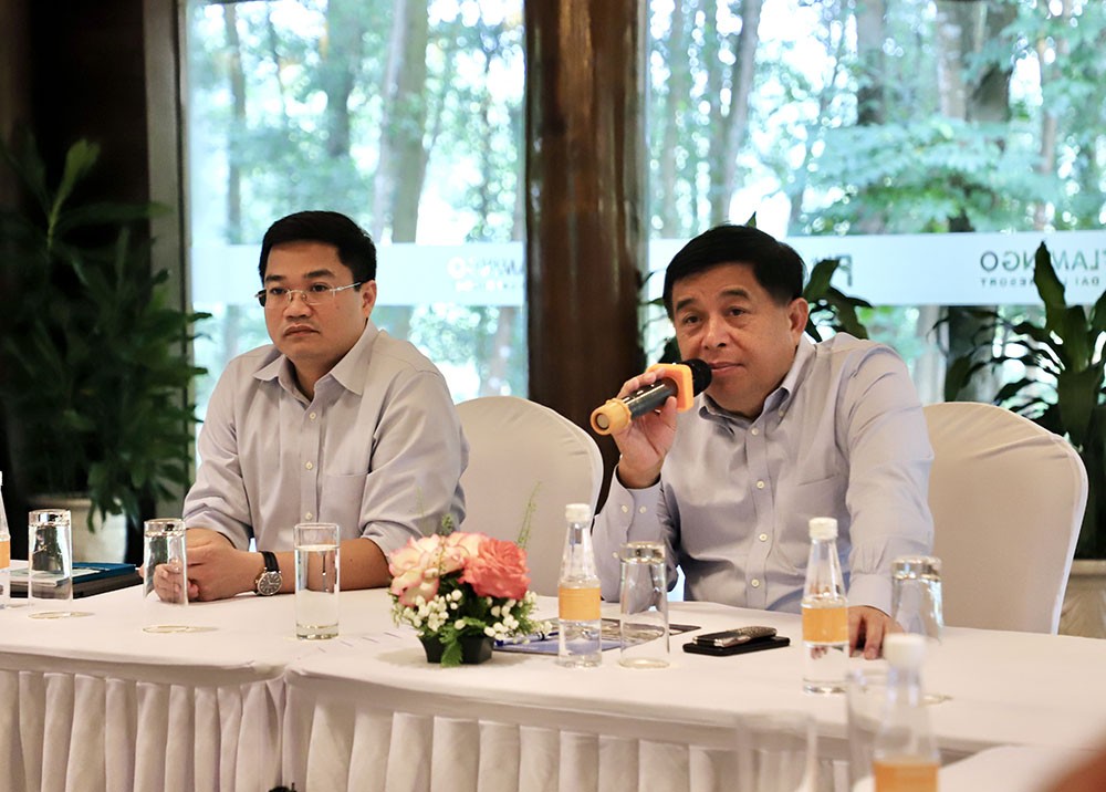 Bộ trưởng Bộ Kế hoạch và Đầu tư Nguyễn Chí Dũng làm việc với các thành viên ban soạn thảo được phân công hoàn thiện hồ sơ đề nghị xây dựng 2 dự án luật chiều 20/8. Ảnh: MPI