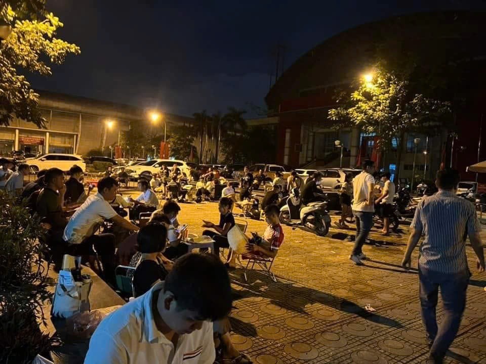 Phiên đấu giá diễn ra trong nhiều giờ, với lực lượng người tham gia hùng hậu.