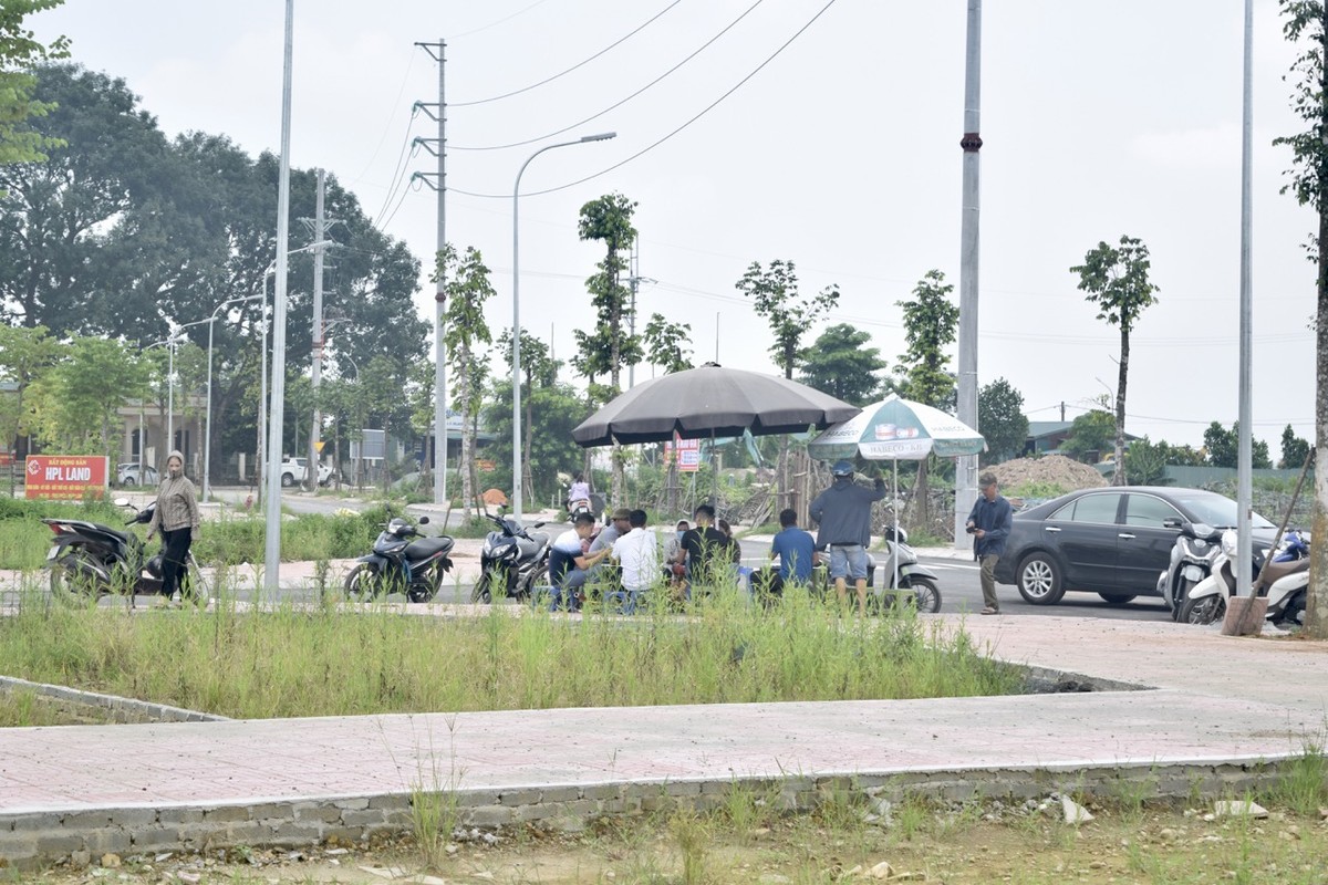 Một tốp môi giới đang chờ khách đến xem đất. Ảnh: Nhật Linh Một tốp môi giới đang chờ khách đến xem đất. Ảnh: Nhật Linh