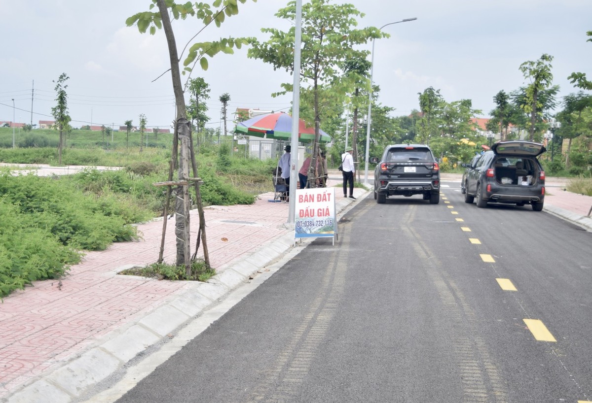 Đường trước các lô đất đủ rộng để hai ô tô tránh nhau. Ảnh: Nhật Linh Đường trước các lô đất đủ rộng để hai ô tô tránh nhau. Ảnh: Nhật Linh