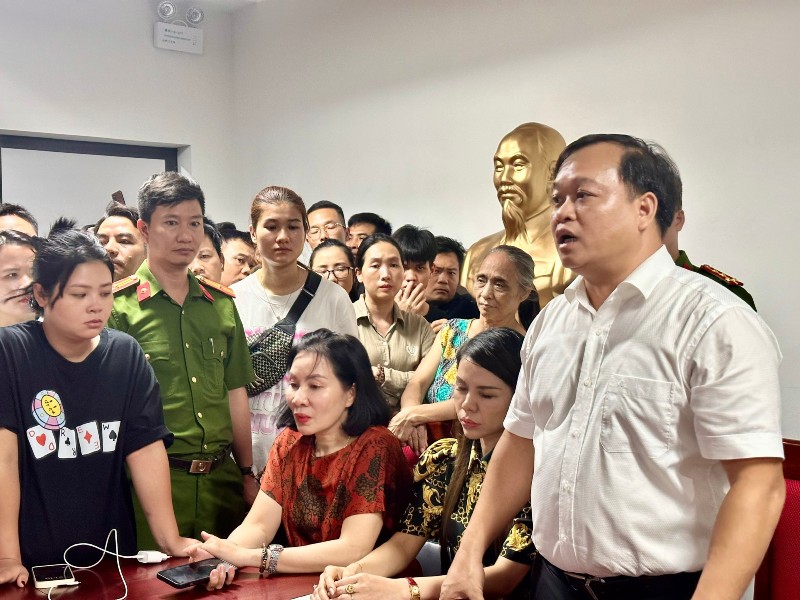 Ông Phạm Văn Khang, Phó trưởng phòng Phòng GD&amp;ĐT quận Nam Từ Liêm hẹn với các bậc phụ huynh sẽ có câu trả lời công khai vào lúc 14h ngày 23/8 tại trụ sở trường Tiểu học Tây Mỗ 3.