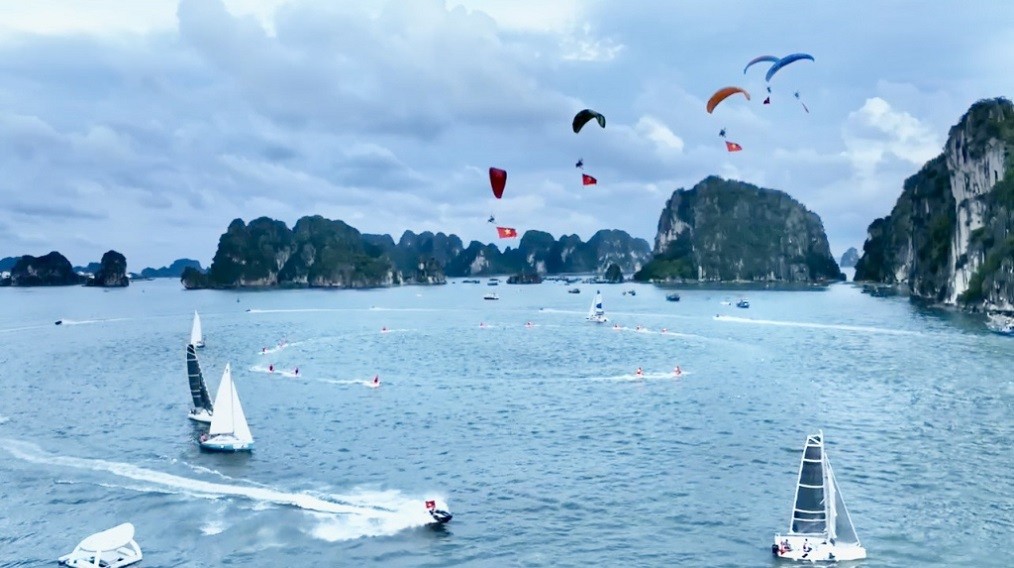 Thành viên các câu lạc bộ biểu diễn, tạo ra các hình ảnh đẹp mãn nhãn cho người dân, du khách tham gia lễ hội. Ảnh: Báo Quảng Ninh