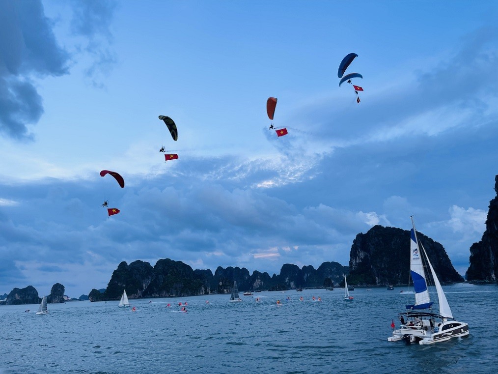 Đội thuyền buồm và moto nước mang theo cờ Tổ quốc trình diễn theo đội hình. Ảnh: Báo Quảng Ninh